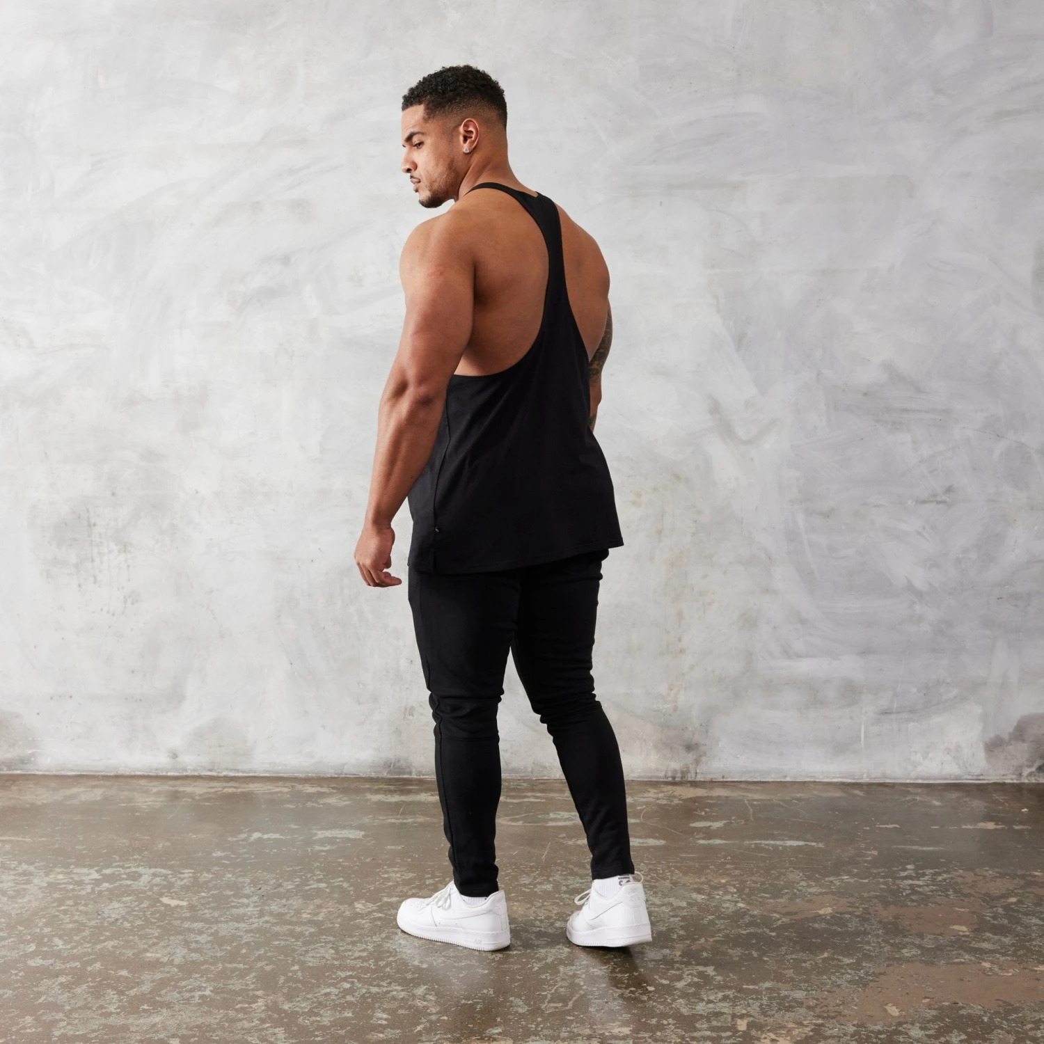 Vanquish Essential Black Tapered Fit Sweatpants 3 Vanquish Essential Black Tapered Fit Sweatpants - Image 3